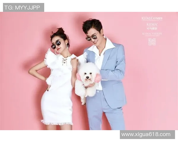 外国足球明星携手爱妻在绿茵场上拍摄浪漫婚纱照记录幸福瞬间