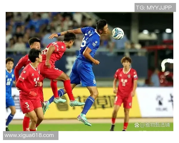 当顶级球星在绿茵场上因激烈碰撞引发冲突全场气氛瞬间紧张升级